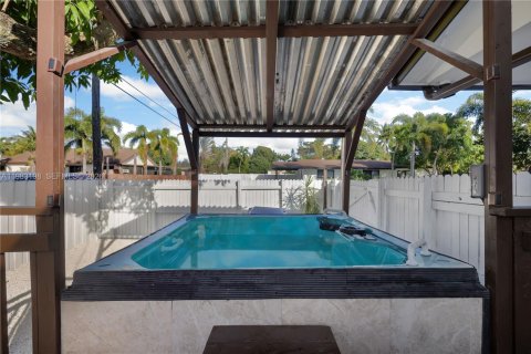 House in Hollywood, Florida 4 bedrooms, 144.74 sq.m. № 2045527 - photo 13