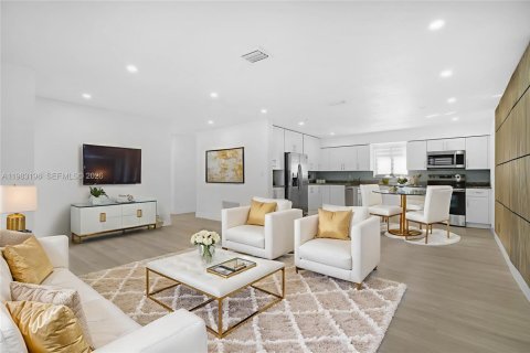 House in Hollywood, Florida 4 bedrooms, 144.74 sq.m. № 2045527 - photo 3