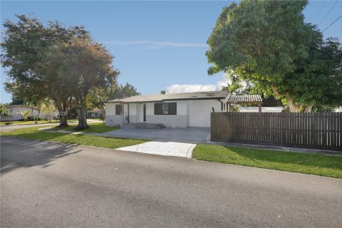 House in Hollywood, Florida 4 bedrooms, 144.74 sq.m. № 2045527 - photo 18