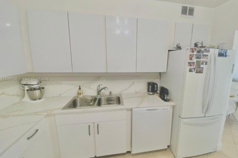 Copropriété à vendre à Bal Harbour, Floride: 2 chambres, 128.95 m2 № 2035365 - photo 13