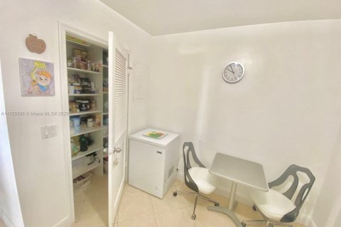 Copropriété à vendre à Bal Harbour, Floride: 2 chambres, 128.95 m2 № 2035365 - photo 11