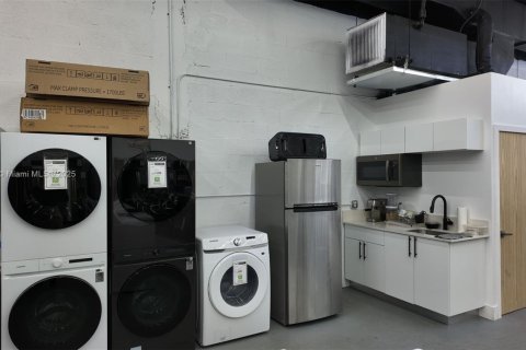 Propiedad comercial en venta en Miami, Florida № 1694828 - foto 3