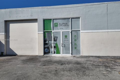 Propiedad comercial en venta en Miami, Florida № 1694828 - foto 13