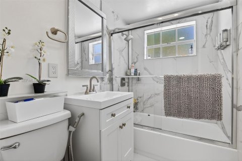 House in Lauderhill, Florida 4 bedrooms, 139.73 sq.m. № 2049273 - photo 28