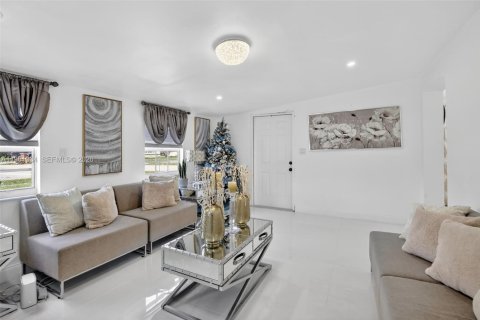 House in Lauderhill, Florida 4 bedrooms, 139.73 sq.m. № 2049273 - photo 13