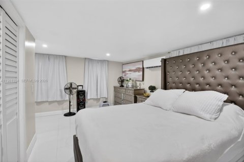 House in Lauderhill, Florida 4 bedrooms, 139.73 sq.m. № 2049273 - photo 26