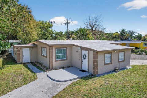 House in Lauderhill, Florida 4 bedrooms, 139.73 sq.m. № 2049273 - photo 2