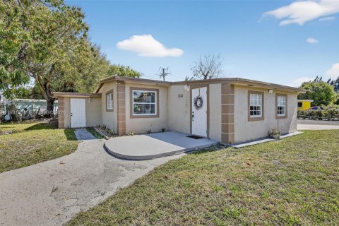 House in Lauderhill, Florida 4 bedrooms, 139.73 sq.m. № 2049273