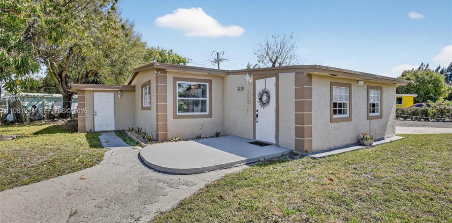 House in Lauderhill, Florida 4 bedrooms, 139.73 sq.m. № 2049273