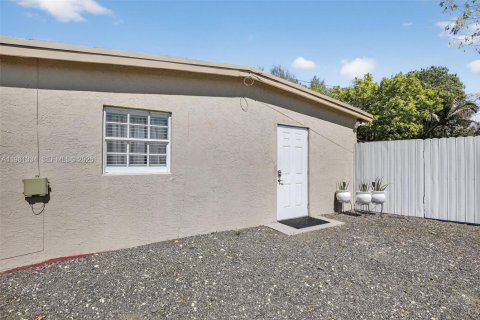 House in Lauderhill, Florida 4 bedrooms, 139.73 sq.m. № 2049273 - photo 8