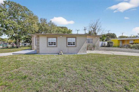 House in Lauderhill, Florida 4 bedrooms, 139.73 sq.m. № 2049273 - photo 5