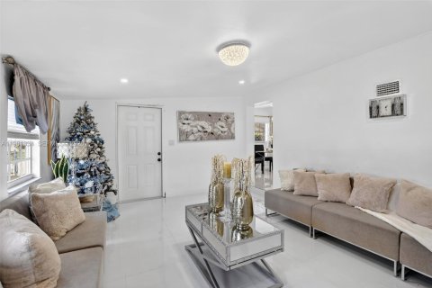 House in Lauderhill, Florida 4 bedrooms, 139.73 sq.m. № 2049273 - photo 12