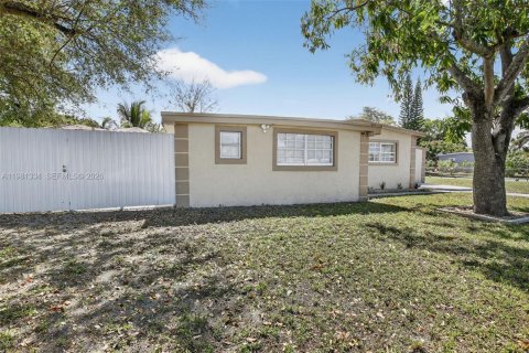 House in Lauderhill, Florida 4 bedrooms, 139.73 sq.m. № 2049273 - photo 9