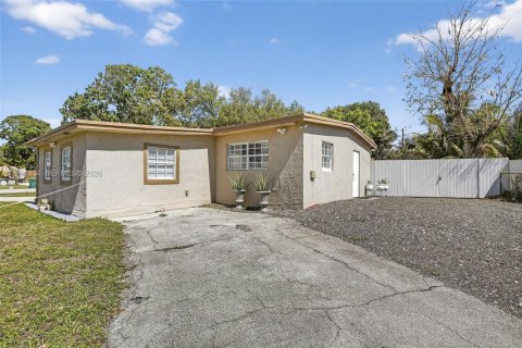 House in Lauderhill, Florida 4 bedrooms, 139.73 sq.m. № 2049273 - photo 6