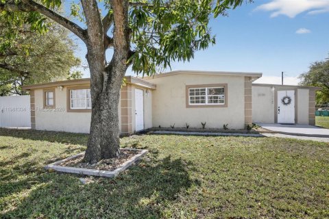 House in Lauderhill, Florida 4 bedrooms, 139.73 sq.m. № 2049273 - photo 4