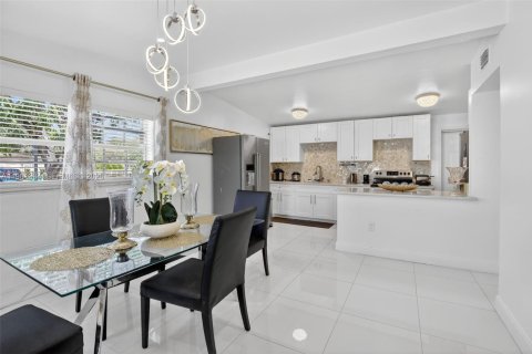 House in Lauderhill, Florida 4 bedrooms, 139.73 sq.m. № 2049273 - photo 15