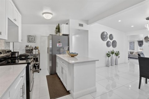 House in Lauderhill, Florida 4 bedrooms, 139.73 sq.m. № 2049273 - photo 21