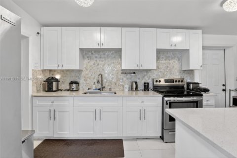 House in Lauderhill, Florida 4 bedrooms, 139.73 sq.m. № 2049273 - photo 20