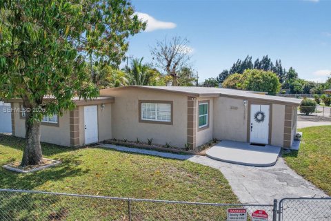 House in Lauderhill, Florida 4 bedrooms, 139.73 sq.m. № 2049273 - photo 3