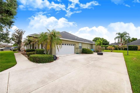 House in Winter Haven, Florida 5 bedrooms, 246.47 sq.m. № 2129148 - photo 2