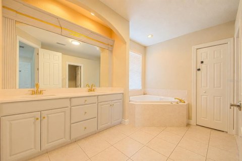 House in Winter Haven, Florida 5 bedrooms, 246.47 sq.m. № 2129148 - photo 23