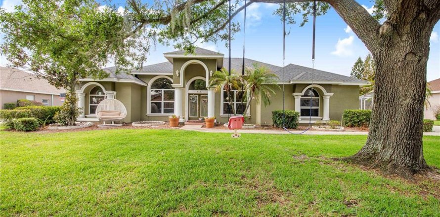 House in Winter Haven, Florida 5 bedrooms, 246.47 sq.m. № 2129148