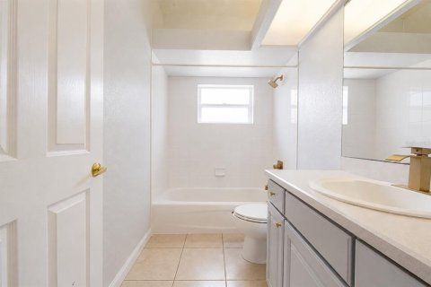 House in Winter Haven, Florida 5 bedrooms, 246.47 sq.m. № 2129148 - photo 26