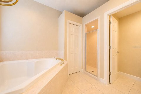 House in Winter Haven, Florida 5 bedrooms, 246.47 sq.m. № 2129148 - photo 24