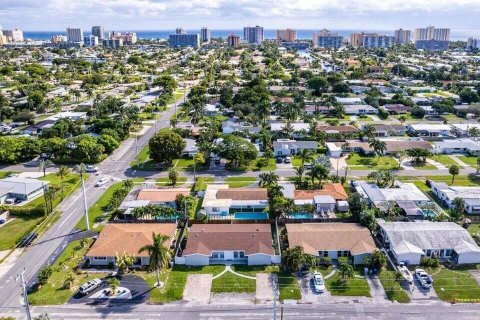 Propiedad comercial en alquiler en Pompano Beach, Florida, 2 dormitorios, 101.82 m2 № 1226794 - foto 1
