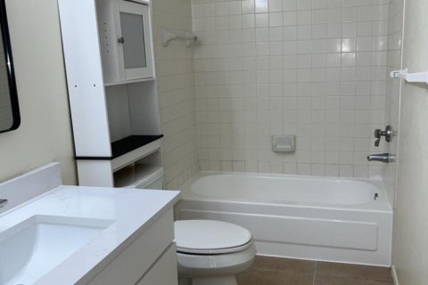 Снять в аренду кондоминиум в Окленд-Парк, Флорида 5 комнат, 115.29м2, № 2273676 - фото 22