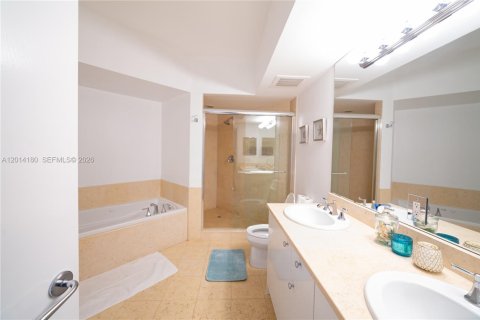 Condo in Aventura, Florida, 2 bedrooms  № 2076221 - photo 16