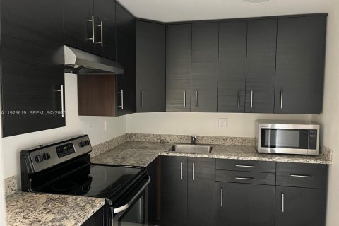 Copropriété à louer à Miami, Floride: 1 chambre, 66.43 m2 № 1982070 - photo 1