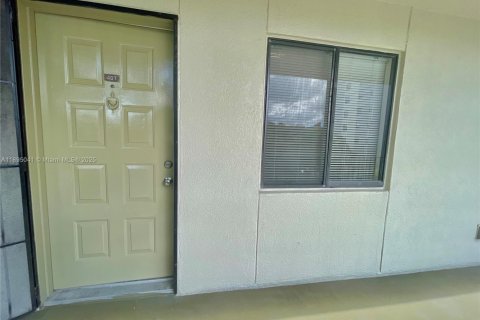 Condo in Pompano Beach, Florida, 2 bedrooms № 1950347 - photo 3
