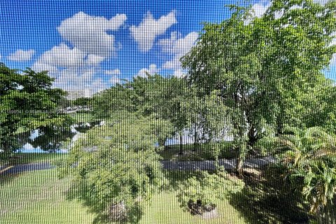 Condo in Pompano Beach, Florida, 2 bedrooms № 1950347 - photo 16