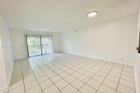 Condo in Pompano Beach, Florida, 2 bedrooms № 1950347 - photo 12