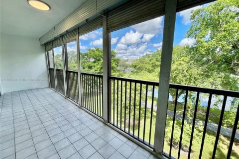 Condo in Pompano Beach, Florida, 2 bedrooms № 1950347 - photo 14