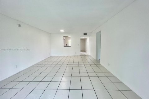 Condo in Pompano Beach, Florida, 2 bedrooms № 1950347 - photo 11