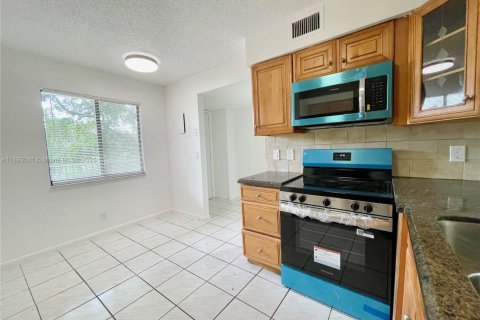 Condo in Pompano Beach, Florida, 2 bedrooms № 1950347 - photo 5