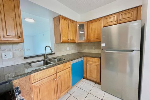 Condo in Pompano Beach, Florida, 2 bedrooms № 1950347 - photo 6