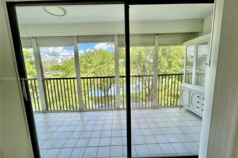 Condo in Pompano Beach, Florida, 2 bedrooms № 1950347 - photo 13