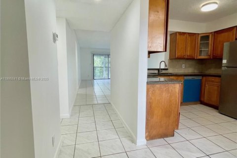 Condo in Pompano Beach, Florida, 2 bedrooms № 1950347 - photo 9