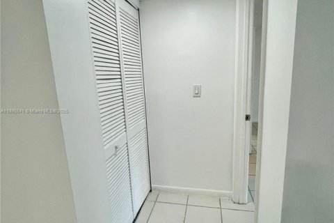Condo in Pompano Beach, Florida, 2 bedrooms № 1950347 - photo 25