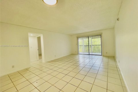 Condo in Pompano Beach, Florida, 2 bedrooms № 1950347 - photo 18