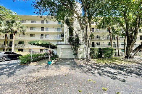 Condo in Pompano Beach, Florida, 2 bedrooms № 1950347 - photo 1