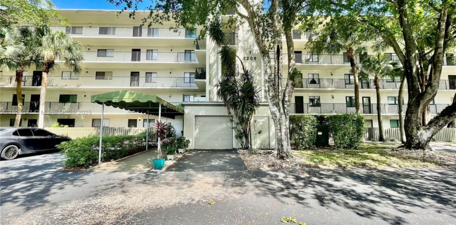 Condo in Pompano Beach, Florida, 2 bedrooms № 1950347