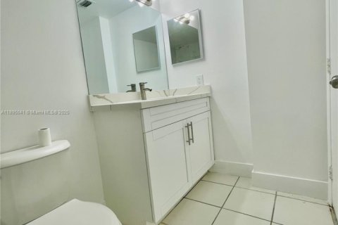 Condo in Pompano Beach, Florida, 2 bedrooms № 1950347 - photo 27