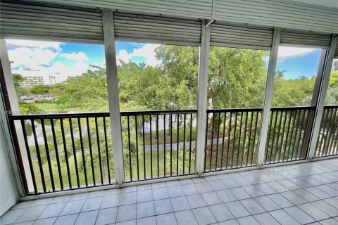 Condo in Pompano Beach, Florida, 2 bedrooms № 1950347 - photo 17