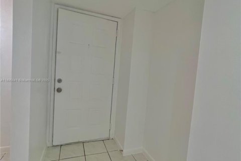 Condo in Pompano Beach, Florida, 2 bedrooms № 1950347 - photo 4