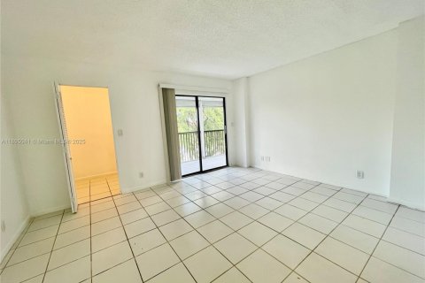 Condo in Pompano Beach, Florida, 2 bedrooms № 1950347 - photo 19