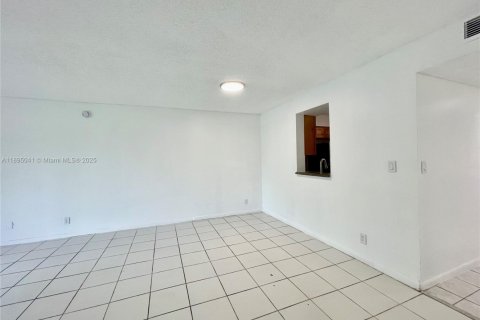 Condo in Pompano Beach, Florida, 2 bedrooms № 1950347 - photo 10